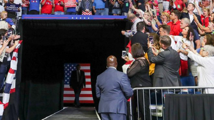 Nhiều mật vụ Mỹ tại cuộc vận động tranh cử của Tổng thống Trump phải cách ly Cơ quan Mật vụ Mỹ không nêu chi tiết số mật vụ phải đi cách ly. Ảnh: Reuters
