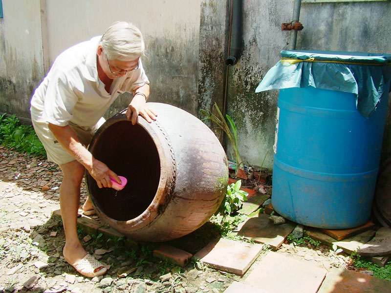 Chủ động loại bỏ, lật úp vật dụng chứa nước tồn đọng để phòng ngừa bệnh sốt xuất huyết. Ảnh: Phan Hân