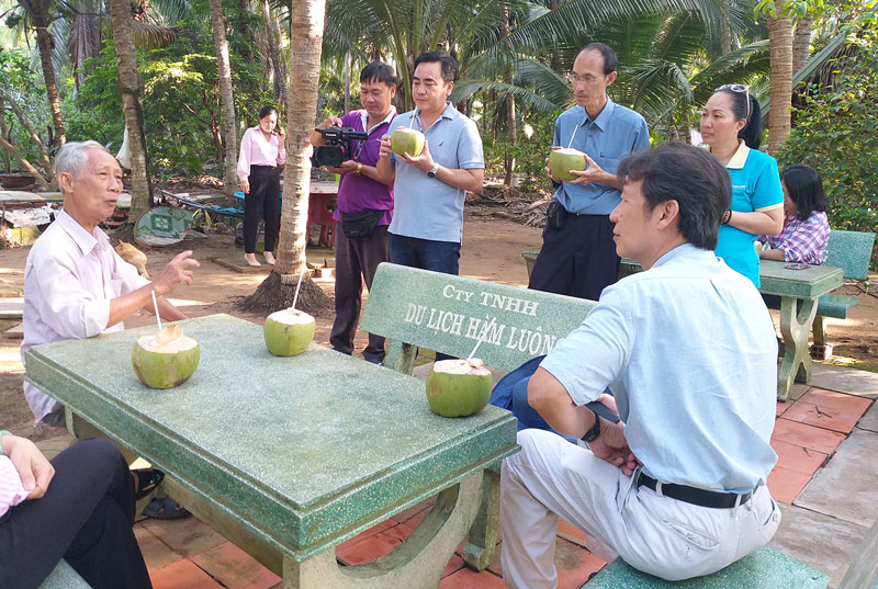 Đoàn khảo sát tham quan tại điểm vườn dừa dứa ông Sáu Điệp (xã Nhơn Thạnh, TP. Bến Tre).