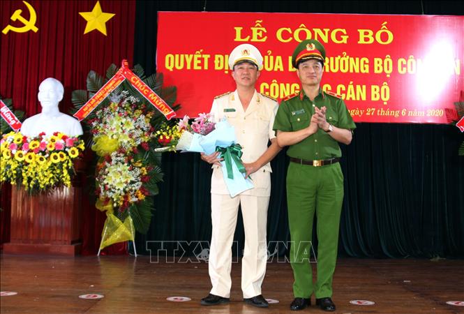Thứ trưởng Bộ Công an Nguyễn Duy Ngọc (phải) tặng hoa chúc mừng Đại tá Lâm Minh Hồng, được Bộ Công an điều động, bổ nhiệm Giám đốc Công an tỉnh Long An.