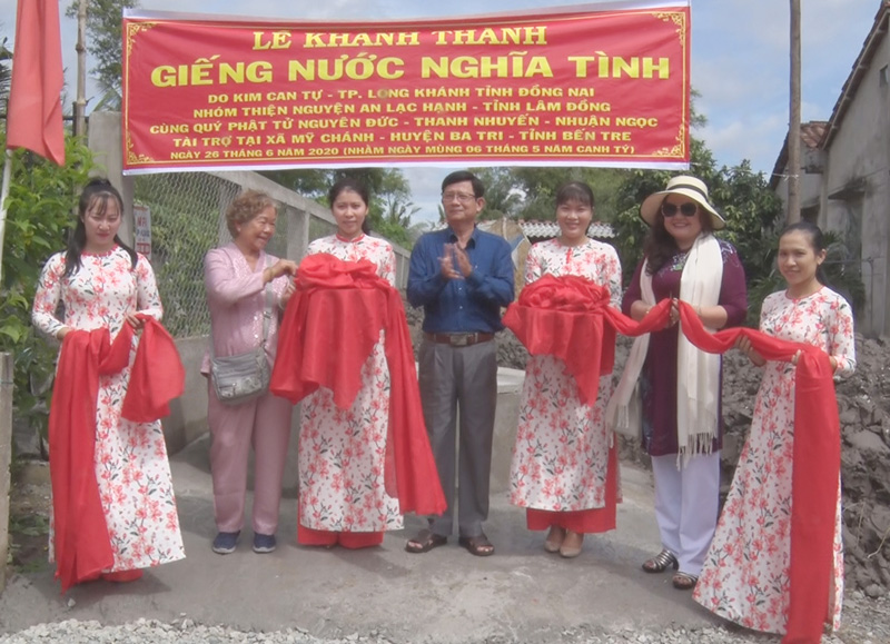 Đơn vị tằi trợ và chính quyền địa phương cắt băng khánh thành giếng nước. Ảnh: Trần Xiện.