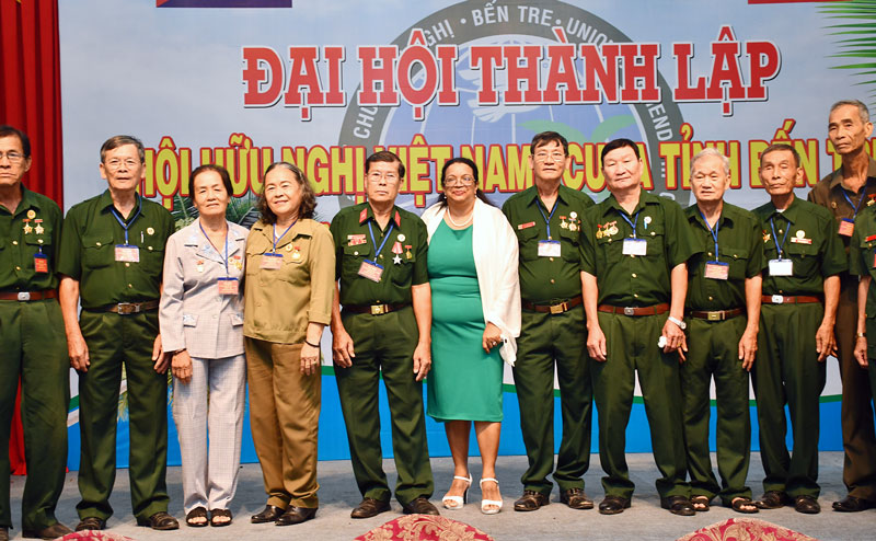 Sâu đậm nghĩa tình Việt Nam - Cuba Tổng lãnh sự Cuba tại TP. Hồ Chí Minh chụp ảnh lưu niệm với các đại biểu dự đại hội.