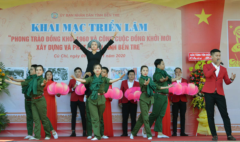 Biểu diễn hát múa ca ngợi phong trào Đồng khởi năm 1960.