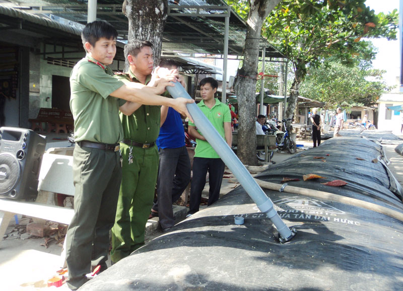 Lực lượng tham gia cấp nước ngọt cho người dân trong đợt hạn mặn.