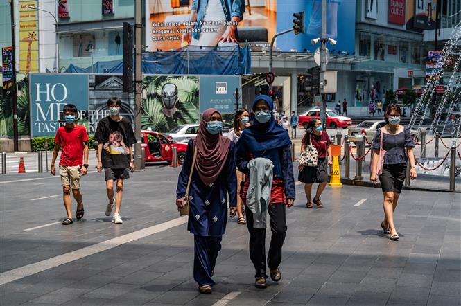 Người dân đeo khẩu trang phòng lây nhiễm COVID-19 tại Kuala Lumpur, Malaysia. Ảnh: AFP/TTXVN