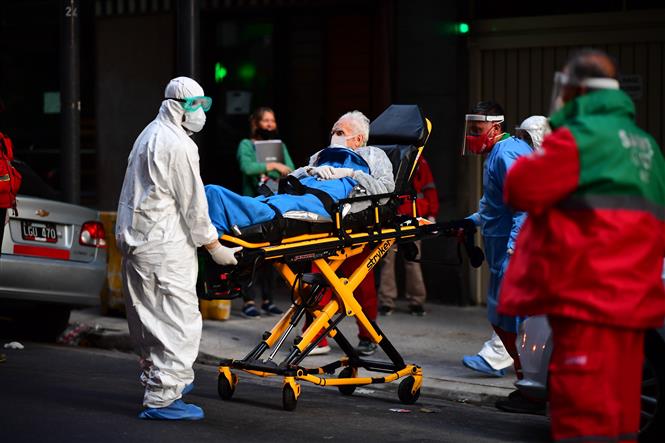 Nhân viên y tế chuyển bệnh nhân COVID-19 vào một bệnh viện ở Buenos Aires, Argentina ngày 7-5-2020. Ảnh: AFP/TTXVN