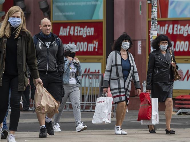  Người dân đeo khẩu trang phòng dịch COVID-19 tại Berlin, Đức ngày 29-4-2020. Ảnh: AFP/TTXVN