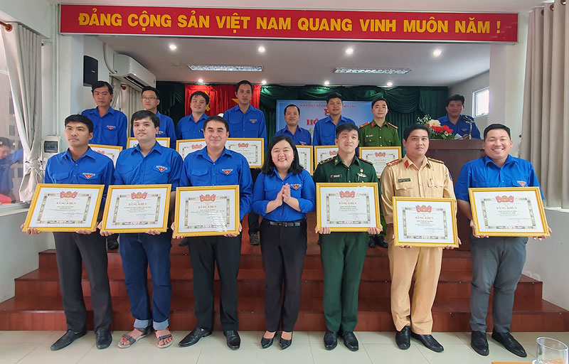 Phó bí thư Thường trực Tỉnh Đoàn Lâm Như Quỳnh tặng bằng khen cho đại diện các tập thể tiêu biểu trong công tác phòng chống hạn mặn và dịch Covid-19.