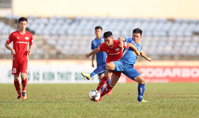 Quảng Nam (áo xanh) thua đậm trên sân nhà.