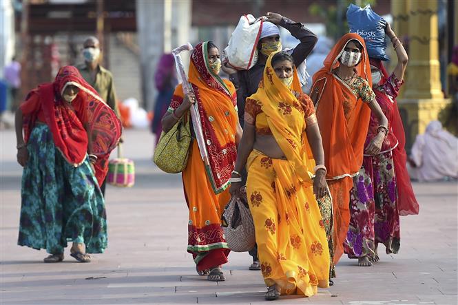 Người dân đeo khẩu trang phòng lây nhiễm COVID-19 tại Haridwar, bang Uttarakhand, Ấn Độ. Ảnh: AFP/TTXVN