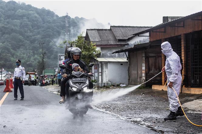 Khử trùng các phương tiện nhằm ngăn dịch COVID-19 bùng phát tại Karo, Bắc Sumatra, Indonesia ngày 20-6-2020. Ảnh: THX/TTXVN