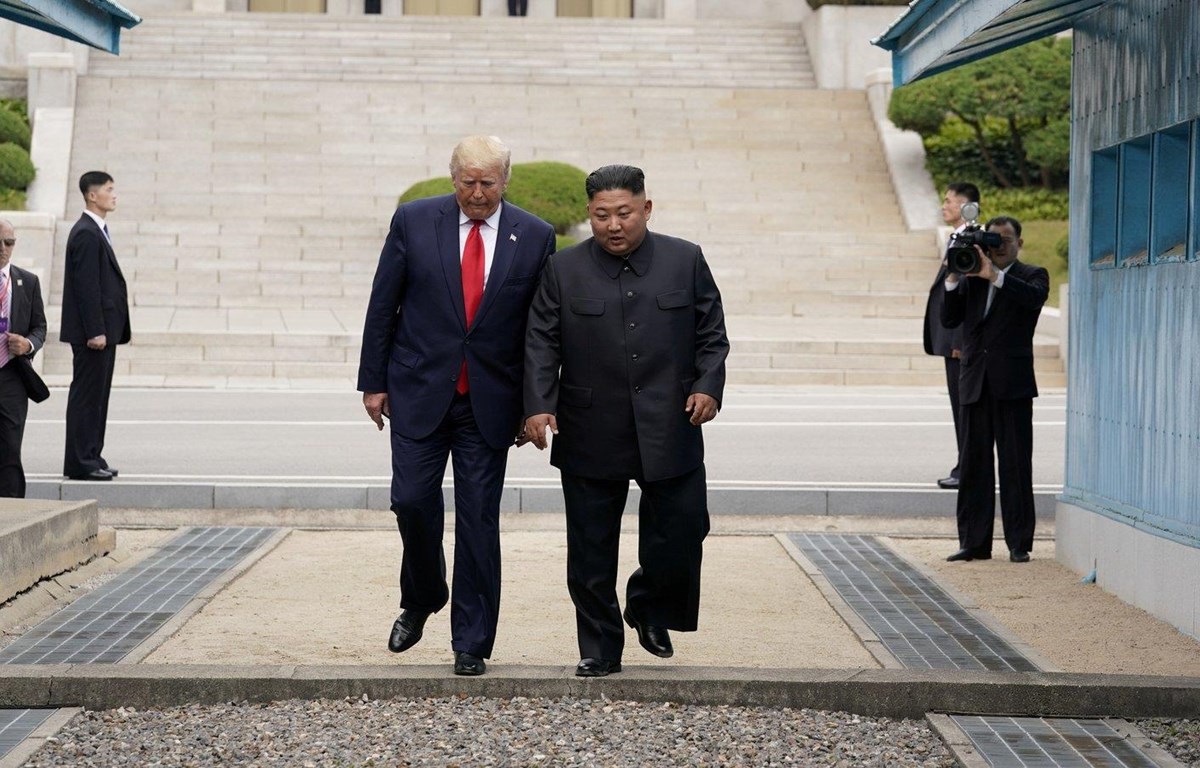 Tổng thống Mỹ Donald Trump và nhà lãnh đạo Triều Tiên Kim Jong-un gặp nhau tại Khu phi quân sự ngày 30-6-2019. (Nguồn: Reuters)