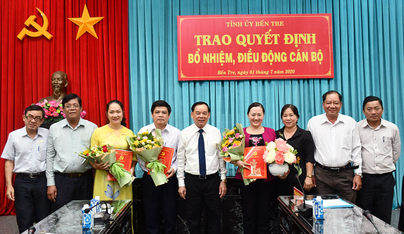 Phó bí thư Thường trực Tỉnh ủy Trần Ngọc Tam trao các quyết định.