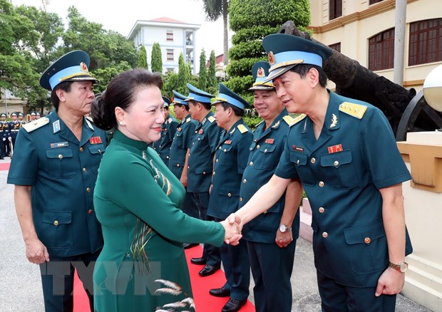 Chủ tịch Quốc hội Nguyễn Thị Kim Ngân với các cán bộ, sỹ quan chỉ huy của Quân chủng Phòng không-Không quân. (Ảnh: Trọng Đức/TTXVN)