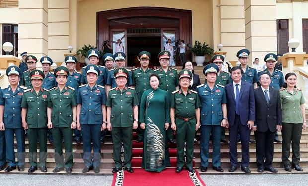 Chủ tịch Quốc hội Nguyễn Thị Kim Ngân cùng Đoàn công tác chụp ảnh lưu niệm với các cán bộ, sỹ quan chỉ huy của Quân chủng Phòng không-Không quân. (Ảnh: Trọng Đức/TTXVN)