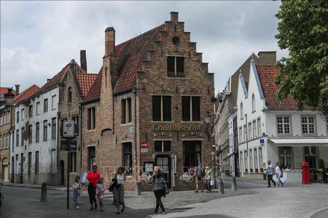 Người dân đi bộ trên phố Bruges, Bỉ ngày 1-7-2020. Ảnh: THX/TTXVN