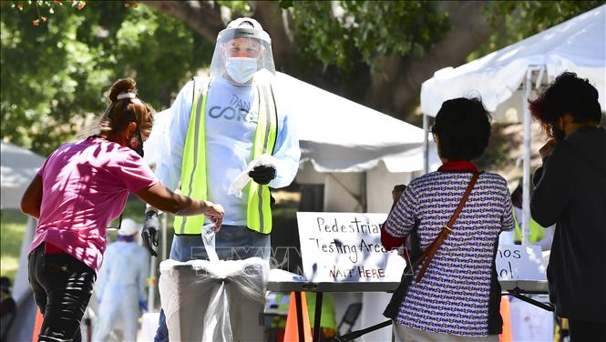 Một điểm xét nghiệm COVID-19 tại Los Angeles, bang California, Mỹ ngày 30-6-2020. Ảnh: AFP/TTXVN