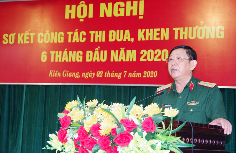 Trung tướng Huỳnh Chiến Thắng - Ủy viên Ban Chấp hành Trung ương Đảng, Bí thư Đảng uỷ, Chính ủy Quân khu phát biểu chỉ đạo hội nghị.