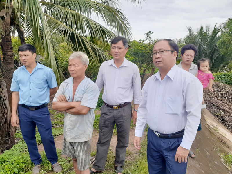Chủ tịch UBND huyện Bình Đại khảo sát khắc phục vụ sạt lỡ đê tại xã Tam Hiệp Chủ tịch UBND huyện khảo sát thực tế tại xã Tam Hiệp.