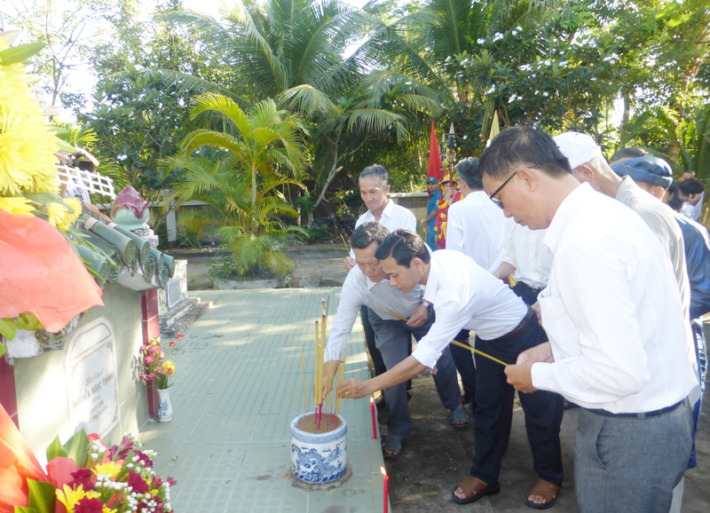 Đại biểu viếng và thắp hương khu mộ Lãnh binh Nguyễn Ngọc Thăng.