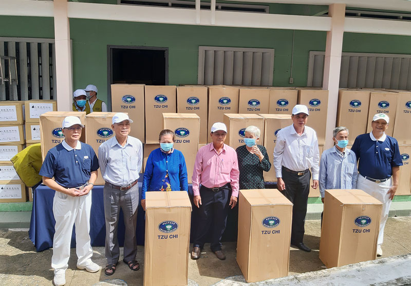 Đại diện Hội từ thiện Tzu Chi và lãnh đạo địa phương trao bộ lọc nước cho bà con huyện Thạnh Phú. Ảnh: Lệ Hằng