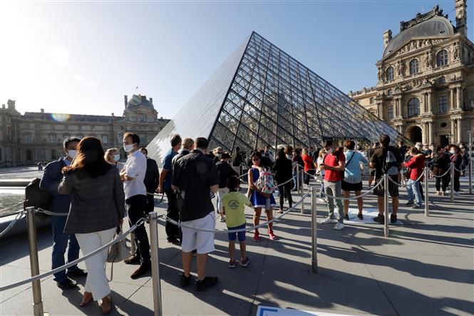 Du khách thăm bảo tàng Louvre tại thủ đô Paris, Pháp, ngày 6-7-2020. Ảnh: AFP/ TTXVN