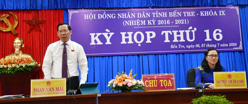 Bí thư Tỉnh ủy, Chủ tịch HĐND tỉnh tham gia thảo luận tại kỳ họp. Ảnh: Hữu Hiệp