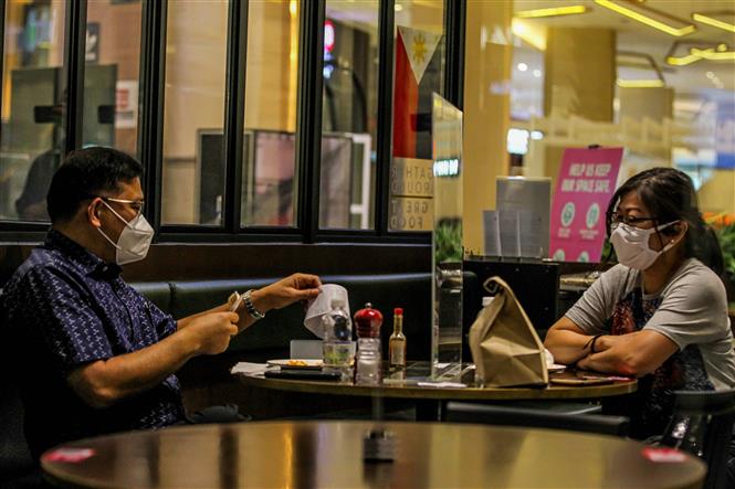 Người dân đeo khẩu trang phòng lây nhiễm COVID-19 tại một nhà hàng ở Manila, Philippines, ngày 18/6/2020. Ảnh: THX/ TTXVN
