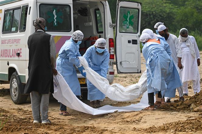 Chôn cất các bệnh nhân tử vong do COVID-19 tại New Delhi, Ấn Độ, ngày 6/7/2020. Ảnh: AFP/TTXVN