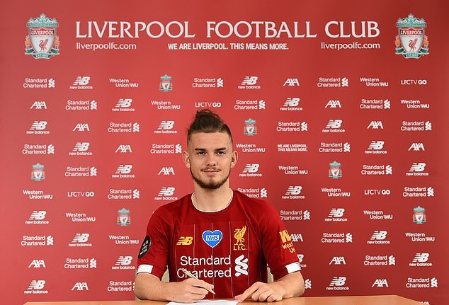 Harvey Elliott đã ký hợp đồng chuyên nghiệp với Liverpool