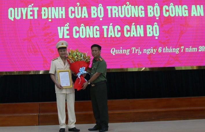 Đại tá Nguyễn Văn Thanh trao quyết định và chúc mừng Trung tá Kiều Đức Thịnh.