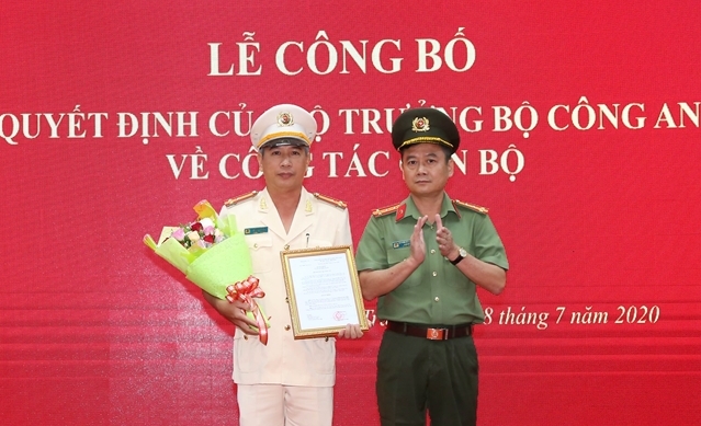 Đại tá Nguyễn Minh Ngọc trao quyết định và chúc mừng Thượng tá Huỳnh Hoài Hậu.