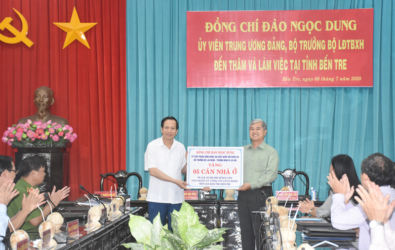 Bộ trưởng Đào Ngọc Dung trao bảng tượng trưng hỗ trợ kinh phí hỗ trợ cho địa phương