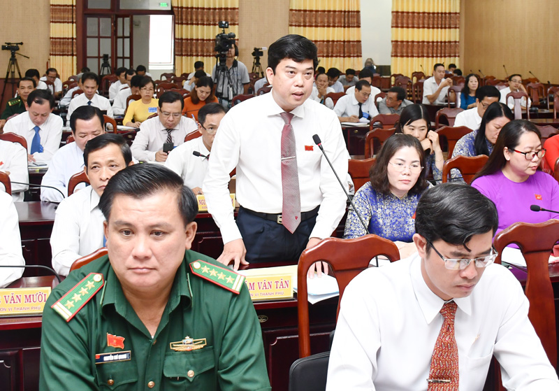 Giám đốc Sở Khoa học và Công nghệ Lâm Văn Tân phát biểu thảo luận tại kỳ họp.  Ảnh: H. Hiệp