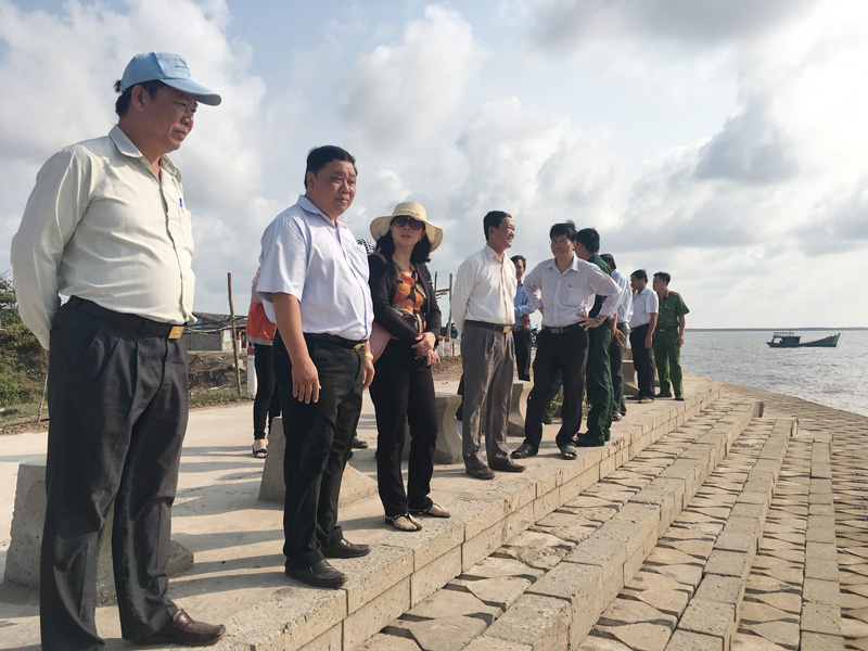 Lãnh đạo huyện Ba Tri khảo sát đê biển Cồn Ngoài, xã Bảo Thuận, Ba Tri. Ảnh: Trà Dũng