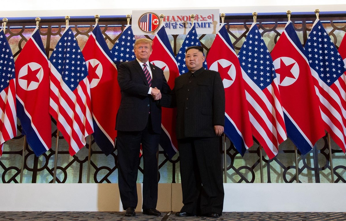 Tổng thống Mỹ Donald Trump bắt tay nhà lãnh đạo Triều Tiên Kim Jong-un tại cuộc gặp thượng đỉnh ở Hà Nôi ngày 27-2-2019. (Nguồn: AFP)