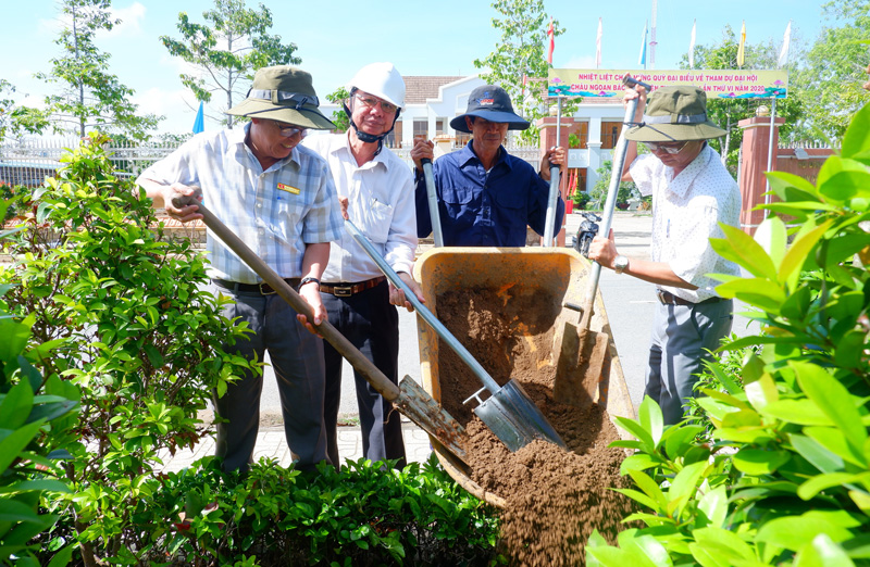 Lãnh đạo huyện tham gia thực hiện dự án cải tạo, chăm sóc, trồng mới hệ thống cây xanh đô thị năm 2020.