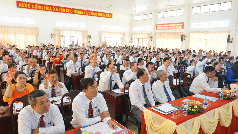 Các đại biểu tham gia biểu quyết các nội dung quan trọng tại Đại hội đại biểu Đảng bộ huyện Ba Tri, nhiệm kỳ 2020 - 2025. Ảnh: Quốc Hùng