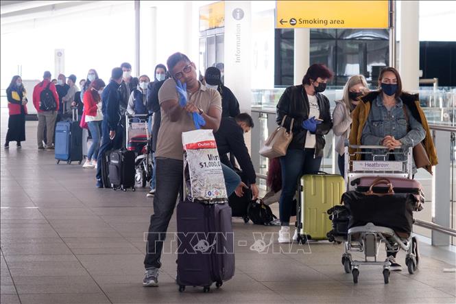 Hành khách tại sân bay Heathrow ở thủ đô London, Anh, ngày 8/6. Ảnh: THX/TTXVN