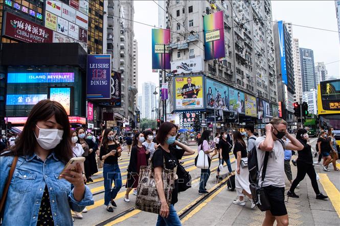 Người dân đeo khẩu trang phòng lây nhiễm COVID-19 tại Hong Kong, Trung Quốc ngày 13/5. Ảnh: AFP/TTXVN