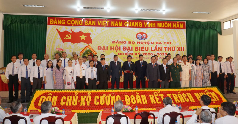 Ban Chấp hành Đảng bộ huyện Ba Tri nhiệm kỳ 2020-2025 ra mắt trước Đại hội.