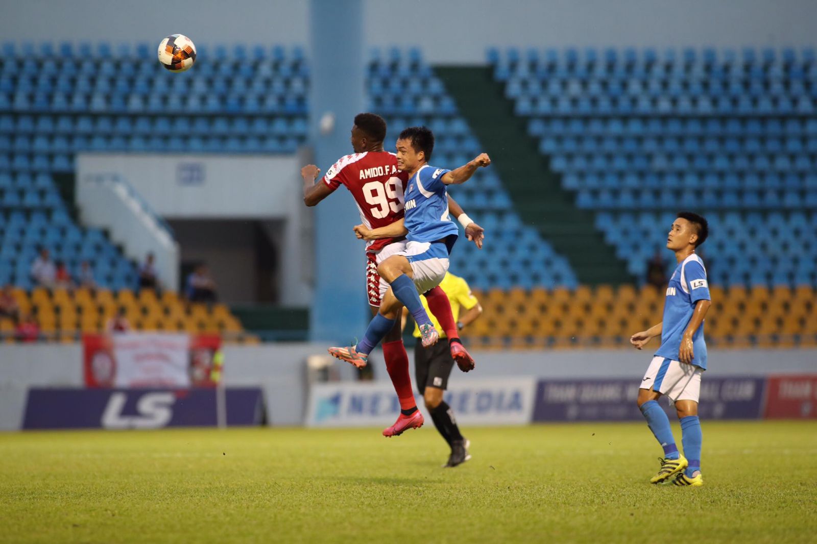 Amido nâng tỷ số lên 2-0 cho TP.HCM từ pha đánh đầu