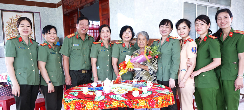 Tặng quà cho gia đình cán bộ Nữ lực lượng An ninh qua các thời kỳ. Ảnh: Minh Thắm.