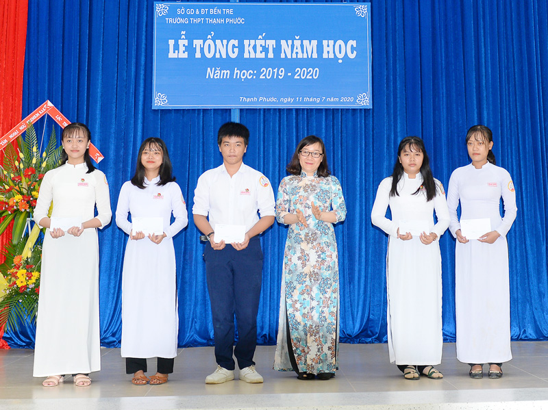 Trao học bổng của huyện cho các em học sinh nghèo hiếu học. Ảnh: Sơn Tùng