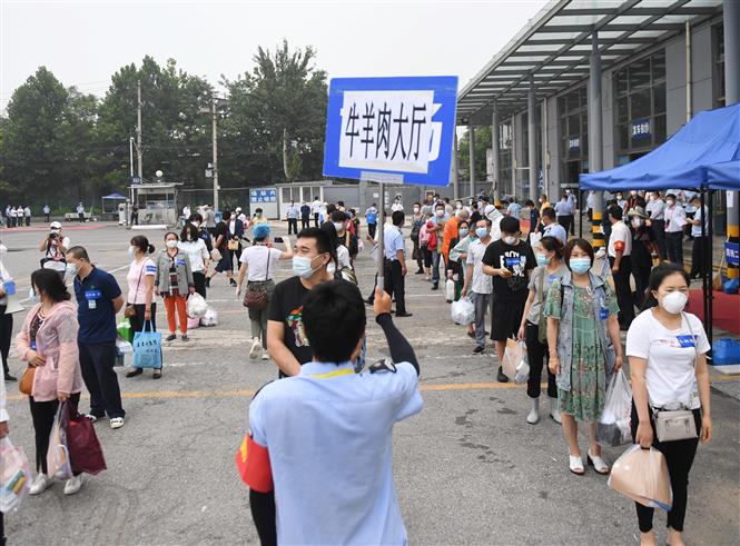 Người dân rời khỏi một cơ sở cách ly COVID-19 sau khi hoàn thành thời gian cách ly tại Bắc Kinh, Trung Quốc, ngày 11-7-2020. Ảnh: THX/TTXVN