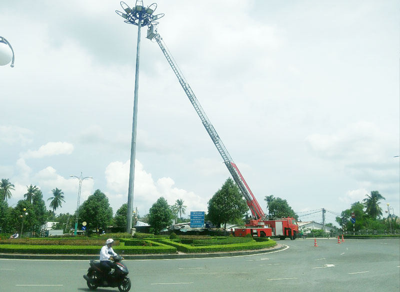 Lắp đặt hệ thống chiếu sáng thông minh trên tuyến phố chính để phòng tránh tai nạn giao thông và bảo đảm an ninh trật tự.