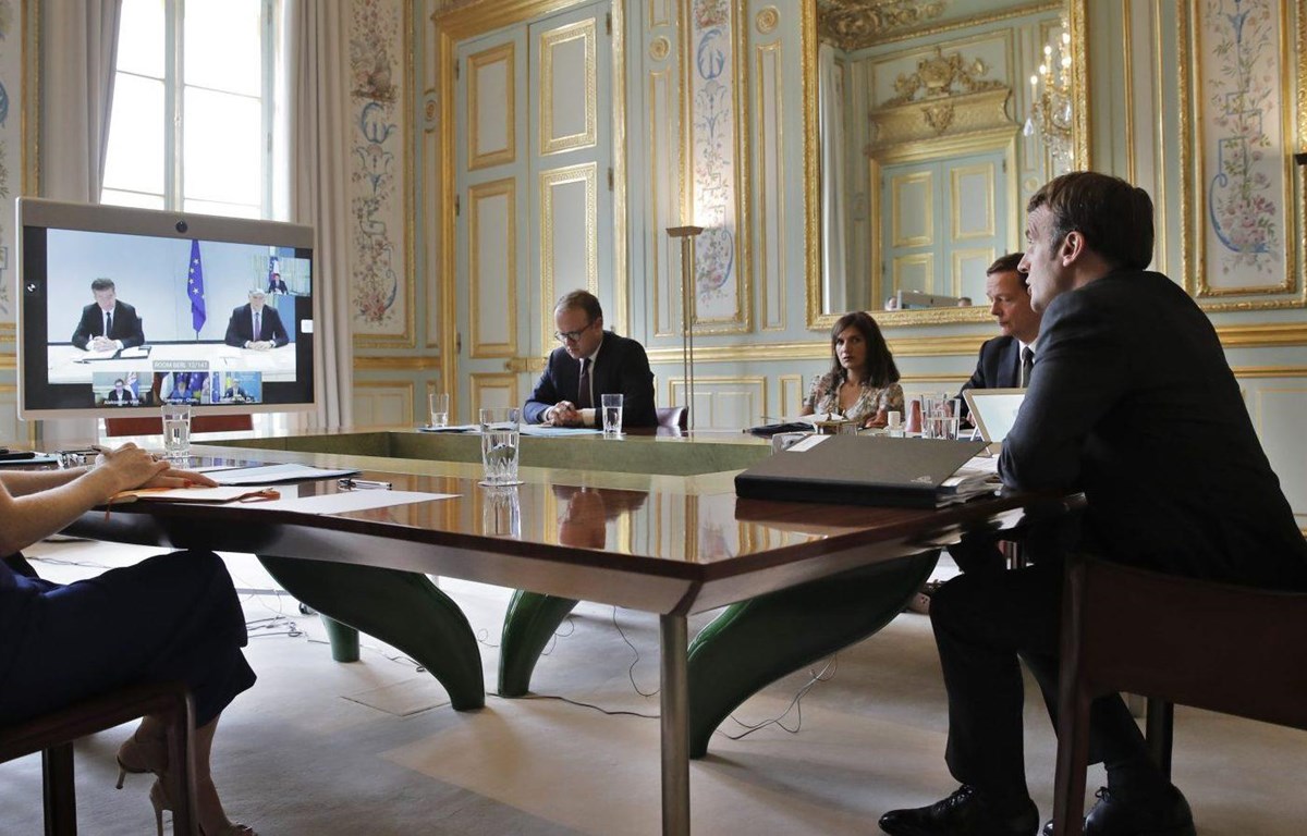 Tổng thống Pháp Emmanuel Macron tham dự cuộc hội đàm trực tuyến với Tổng thống Serbia Aleksandar Vucic và người đứng đầu chính quyền Kosovo Avdullah Hoti tại Paris ngày 10-7-2020. Nguồn: EPA