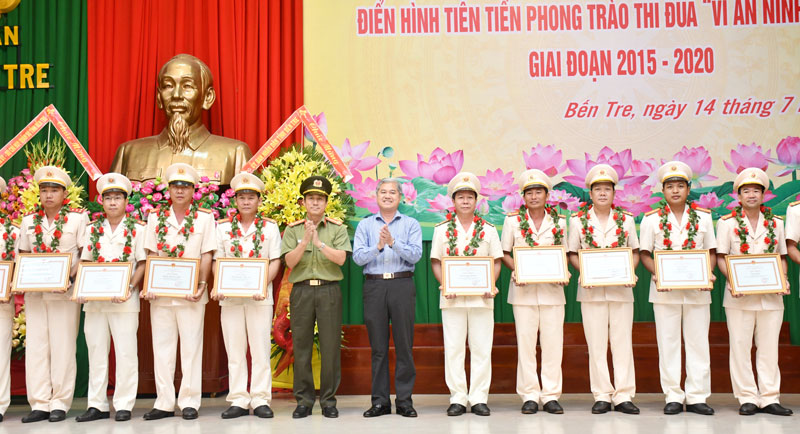 Trao Bằng khen cho các điển hình tiên tiến.