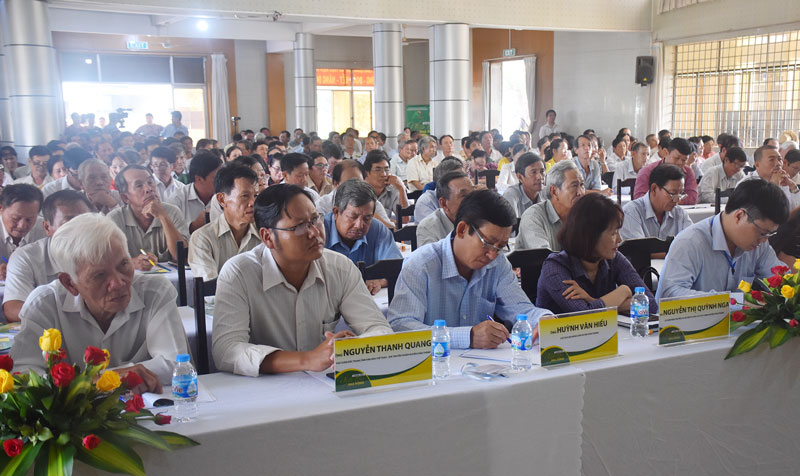 Lãnh đạo huyện Châu Thành và đông đảo nhà nông tại huyện Châu Thành đến tham dự và trao đổi với chuyên gia.