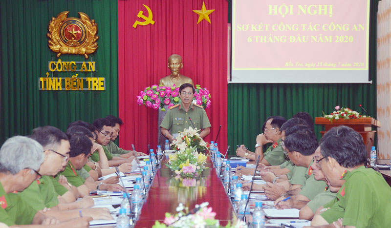 Đại tá Võ Hùng Minh - Giám đốc Công an tỉnh phát biểu chỉ đạo tại Hội nghị. Ảnh: Minh Tân. 